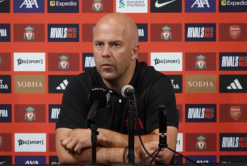Arne Slot podczas konferencji prasowej Liverpoolu po meczu towarzyskim z Arsenalem w 2024 roku
