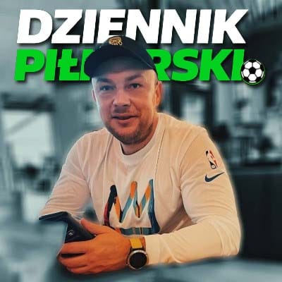 Portret założyciela i współwłaściciela DziennikPiłkarski.pl. Tomasz Sawczak w czarnej czapce i białej koszulce siedzi z telefonem w dłoniach, za jego głową duże logo Dziennika Piłkarskiego.