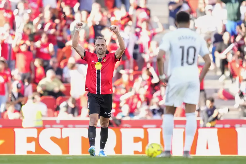 Vedat Muriqi unosi ręce w geście radości po zdobyciu gola dla Mallorki w meczu La Liga z Realem Madryt.