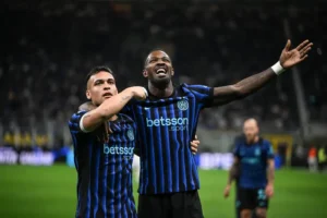 Lautaro Martinez i Marcus Thuram z Interu Mediolan cieszą się po golu w meczu z AS Romą, Serie A 2026