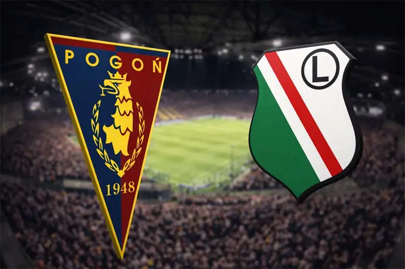 Grafika zapowiadająca mecz Pogoń Szczecin – Legia Warszawa. Po lewej stronie znajduje się zmniejszone logo Pogoni, po prawej logo Legii, oba z lekkim efektem 3D i skierowane ku środkowi. W tle widoczny jest rozmyty i lekko przyciemniony stadion Pogoni.