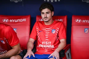 Julián Álvarez siedzi na ławce rezerwowych Atlético Madryt przed meczem z Villarrealem w LaLiga.
