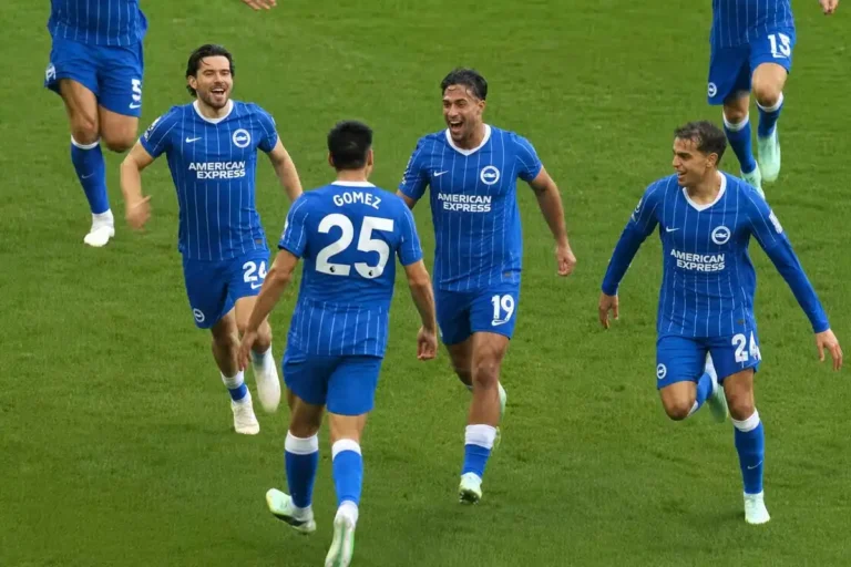Diego Gomez świętuje gola dla Brighton w meczu z Crystal Palace zakończonym wynikiem pięć do zera.