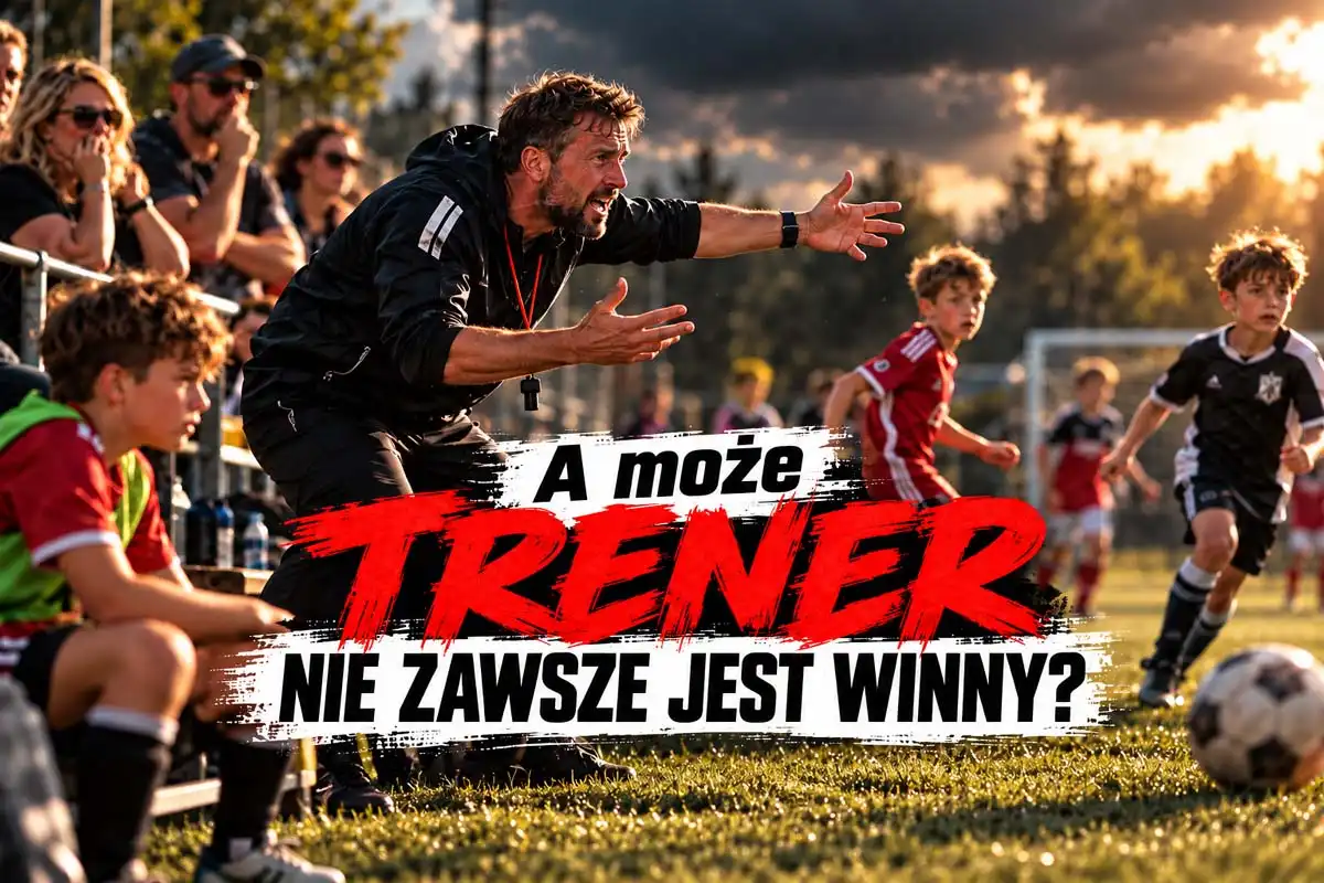 Trener piłki młodzieżowej podczas meczu gestykuluje przy linii bocznej, a młodzi zawodnicy grają na boisku.